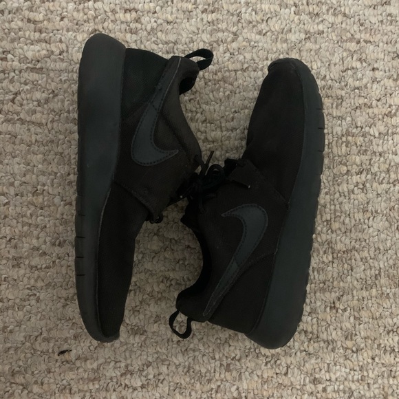 Nike Shoes - Roshe run